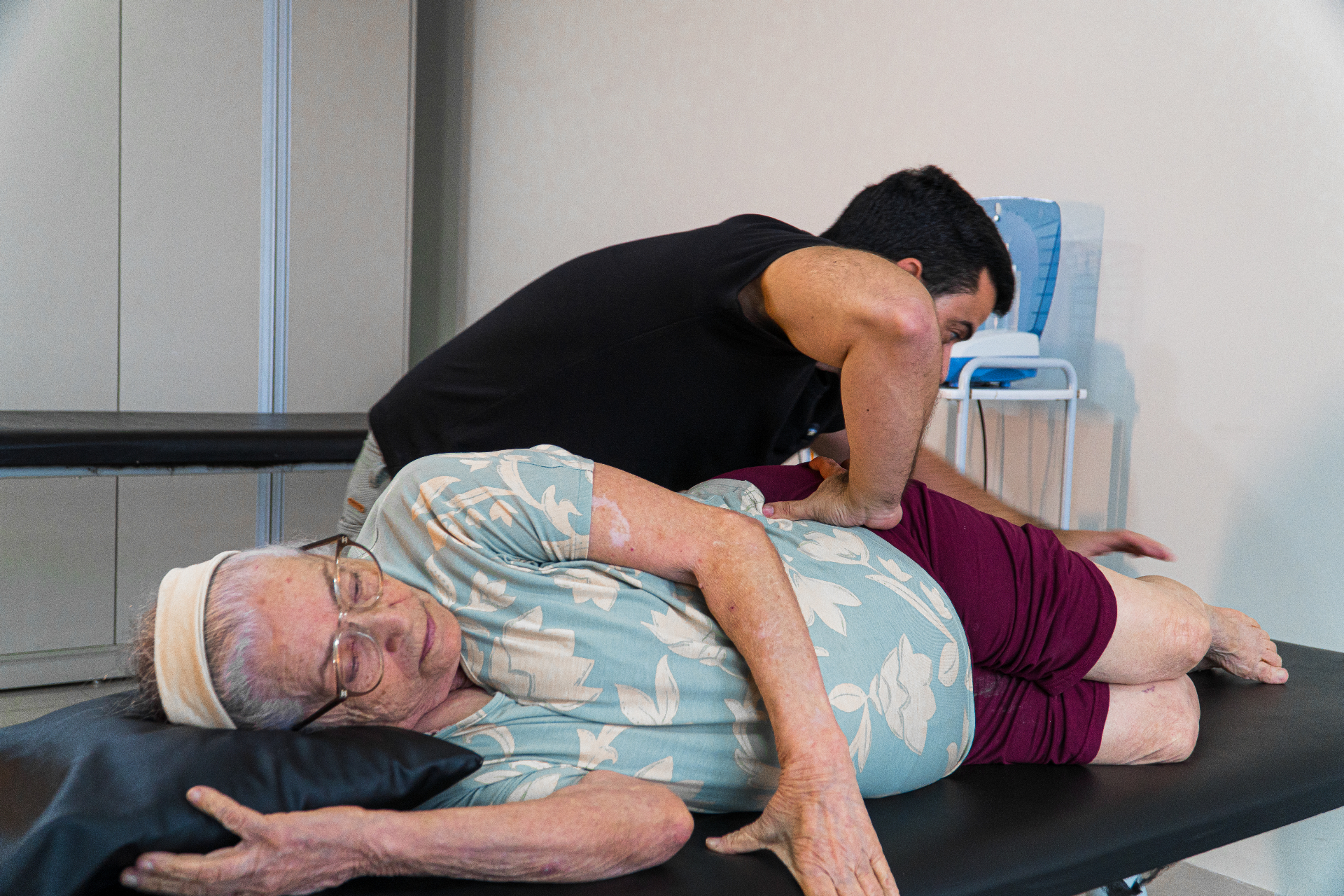 Avaliação de movimento em paciente durante sessão de fisioterapia