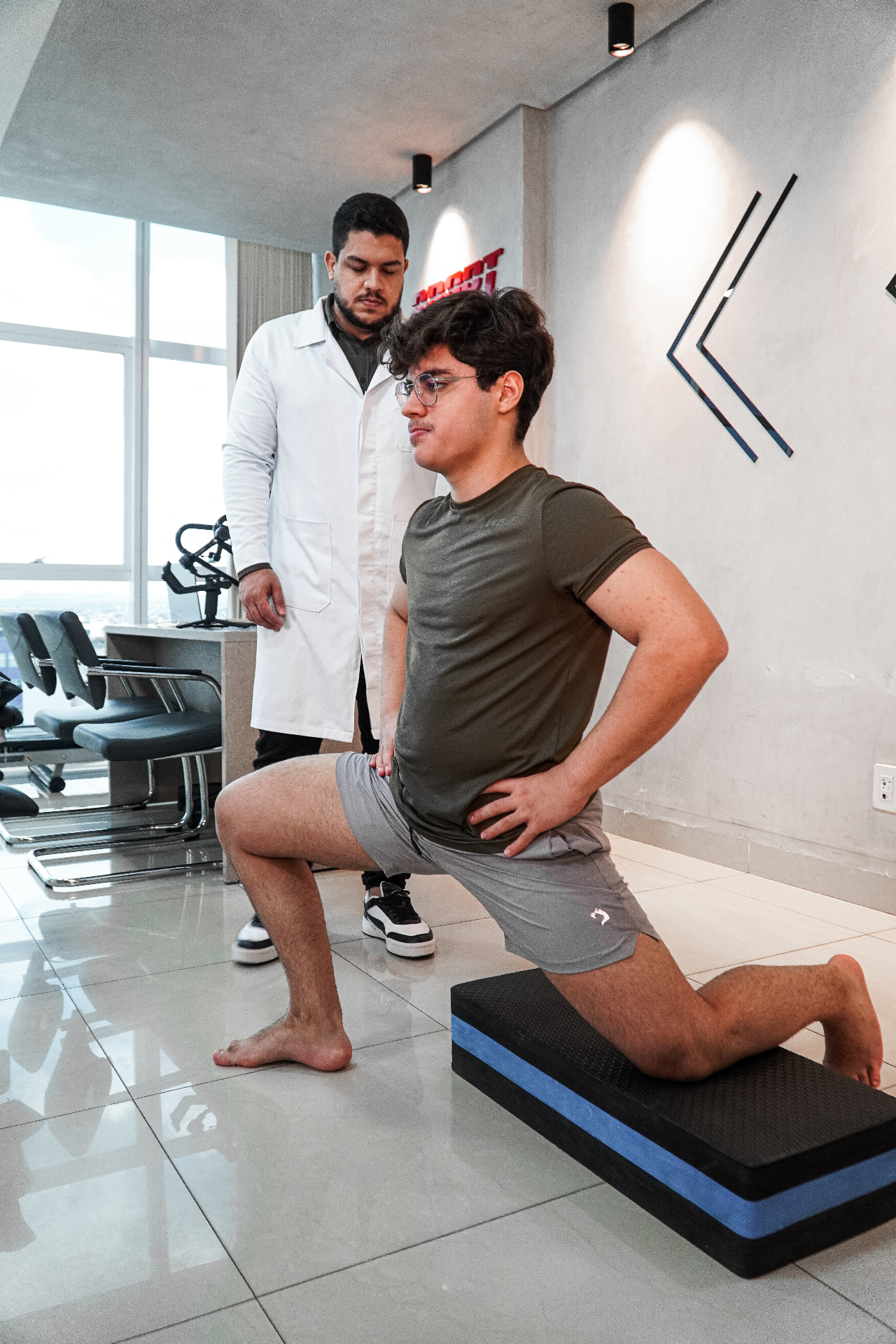 Fisioterapeuta realizando avaliação funcional em clínica de fisioterapia em Caruaru