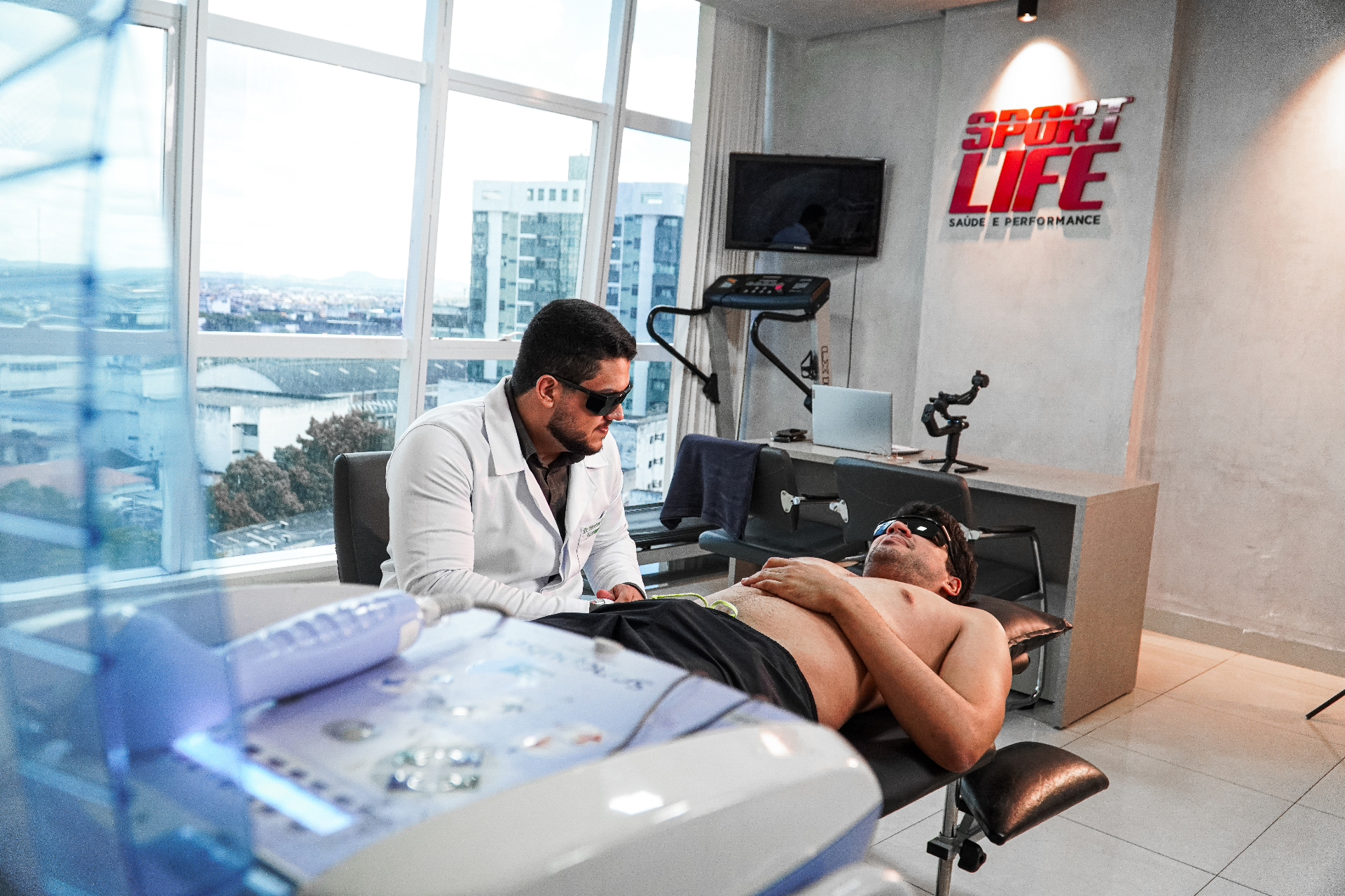 Ambiente interno da clínica Sportlife em Caruaru com equipamentos de reabilitação